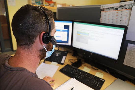 Membre de l'équipe du siège social en train de travailler